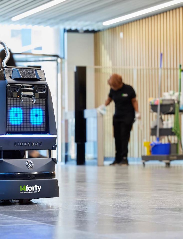 eu14_photoshoot_cleaning_cobot.jpg