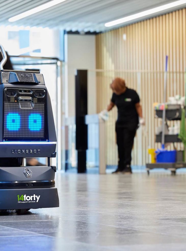 eu14_photoshoot_cleaning_cobot.jpg